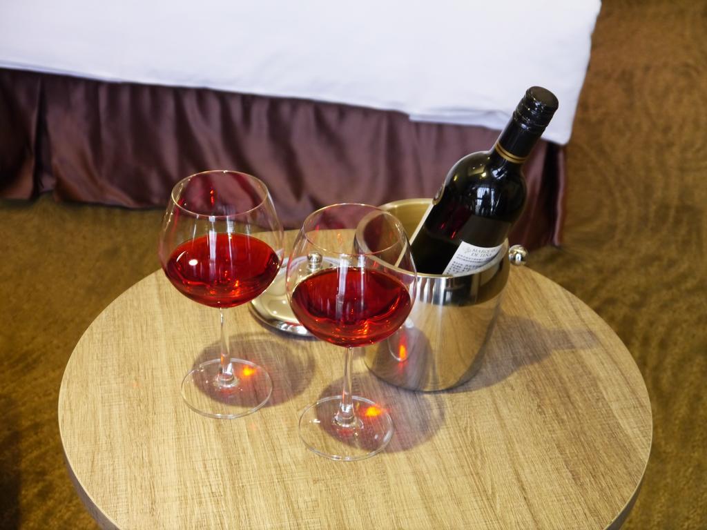 Look Royal Resort Chiayi City Exterior photo A bottle of wine in a wine bucket