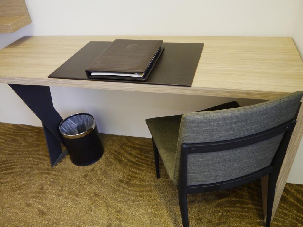 Look Royal Resort Chiayi City Exterior photo A desk with a pen holder