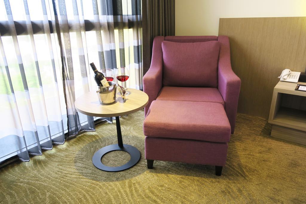Look Royal Resort Chiayi City Exterior photo A chair with a footrest