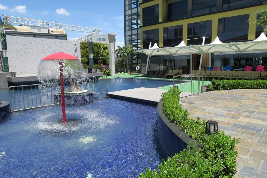 Look Royal Resort Chiayi City Exterior photo The pool at the hotel